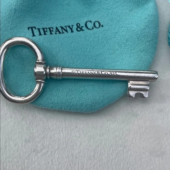 Tiffany & Co. Silver large Oval Key charm with original Turquoise Pouch - Picture 4 of 6